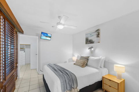 Salty Breeze - Rooftop Terrace & Jacuzzi - Accommodation QLD 2