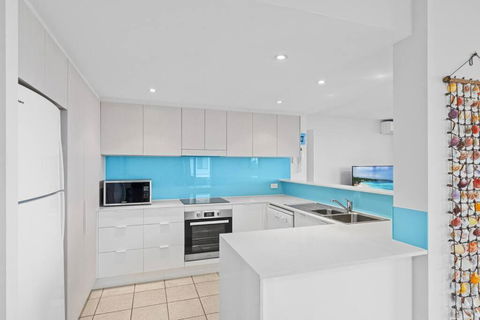 Salty Breeze - Rooftop Terrace & Jacuzzi - Accommodation QLD 3