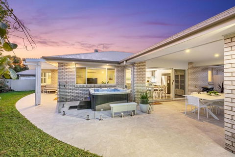 Salty Pause At Bondi House - With Spa And Pet Friendly! - Accommodation QLD 2