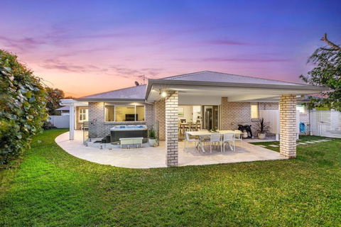 Salty Pause At Bondi House - With Spa And Pet Friendly! - Accommodation QLD 3