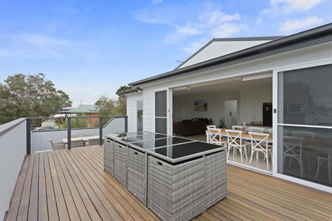 Sanctuary Lodge By Ready Set Stay - BYO LINEN & TOWELS - Accommodation QLD 0