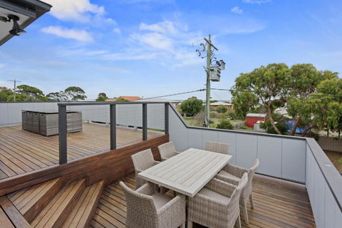 Sanctuary Lodge By Ready Set Stay - BYO LINEN & TOWELS - Accommodation QLD 3