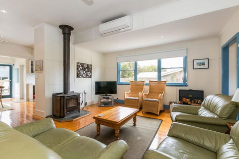 Sand Surf And Sunshine - Accommodation QLD 2