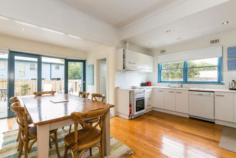 Sand Surf And Sunshine - Accommodation QLD 1