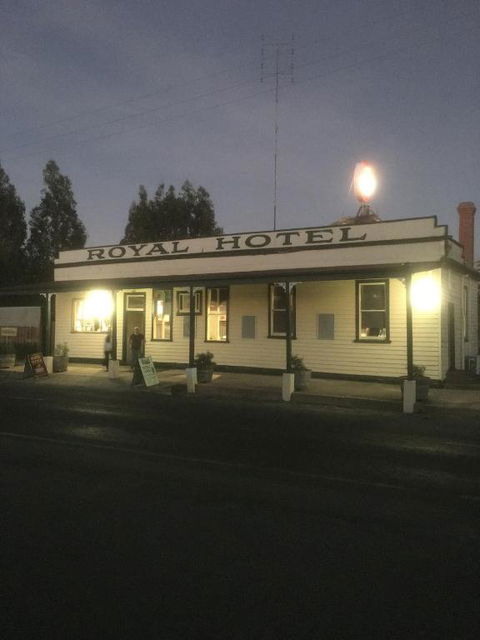 Royal Hotel Snake Valley - Accommodation QLD 3