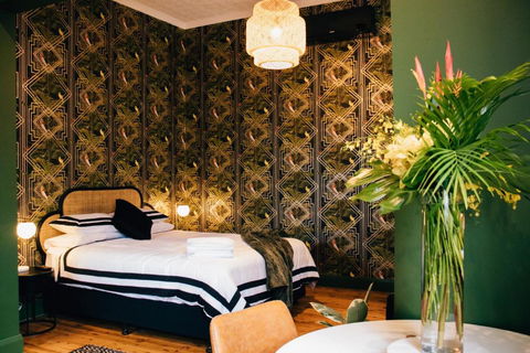 Rooms Of Renown - The Gilded Globe - Accommodation QLD 0