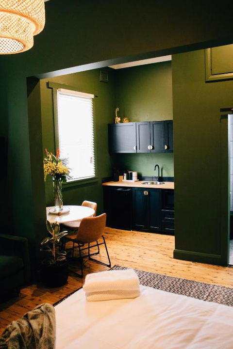 Rooms Of Renown - The Gilded Globe - Accommodation QLD 2