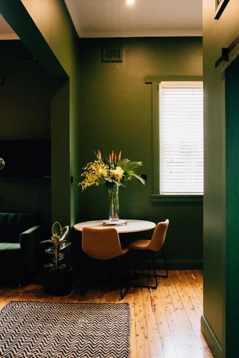 Rooms Of Renown - The Gilded Globe - Accommodation QLD 1