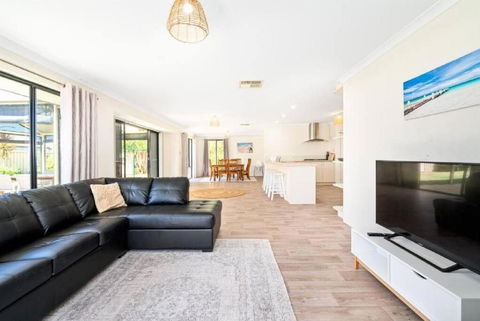 Sandpiper House - Family & Pet Friendly - Accommodation QLD 2