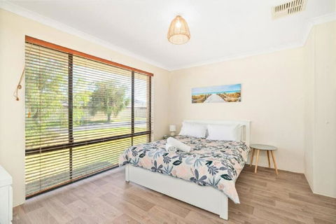 Sandpiper House - Family & Pet Friendly - Accommodation QLD 3