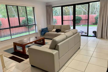 Sandstone Point Sleeps 10, 4-bedroom Home with Accommodation QLD