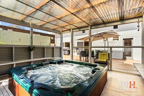 Sandy Bay Getaway W Spa 4 Bdr - Accommodation QLD 1