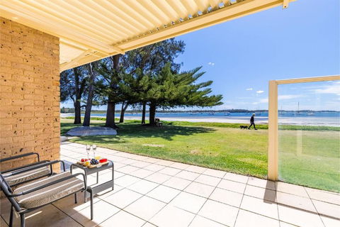 Sandy Beach House Corlette Unit 1 Waterfront WI-FI Aircon - Accommodation QLD 2