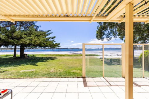 Sandy Beach House Corlette Unit 1 Waterfront WI-FI Aircon - Accommodation QLD 1