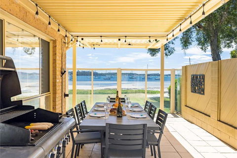 Sandy Beach House Corlette Unit 1 Waterfront WI-FI Aircon - Accommodation QLD 3