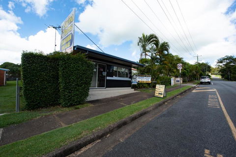 Sarina Palms Caravan And Cabins Village - Accommodation QLD 1