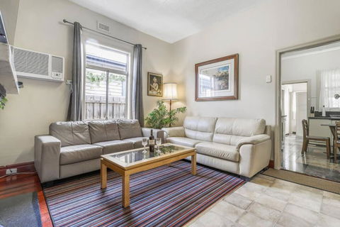 Spacious Urban Delight In Coburg - Accommodation QLD 0