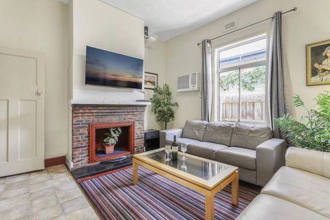 Spacious Urban Delight In Coburg - Accommodation QLD 1