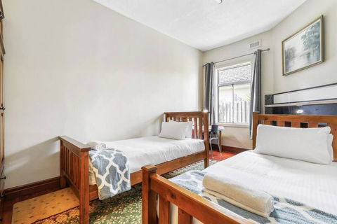 Spacious Urban Delight In Coburg - Accommodation QLD 3