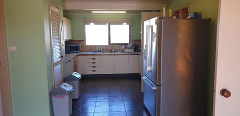 Standard Queen Size Bedroom - Accommodation QLD 0