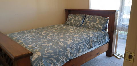 Standard Queen Size Bedroom - Accommodation QLD 1