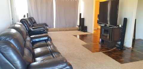 Standard Queen Size Bedroom - Accommodation QLD 2