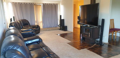 Standard Queen Size Bedroom - Accommodation QLD 3