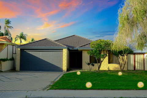 Spacious 5Bedroom 6beds House Near Airport - Accommodation QLD 0