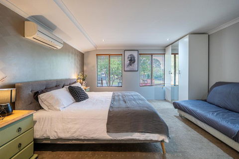 Spacious 5Bedroom 6beds House Near Airport - Accommodation QLD 3