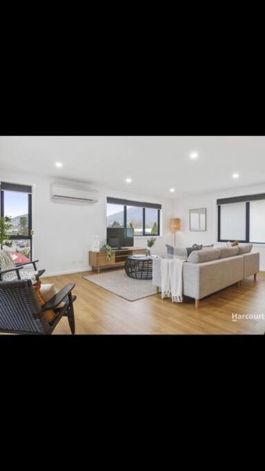 Spacious House Close To Hobart CBD WiFi And New Sony QLED Smart TV - Accommodation QLD 1