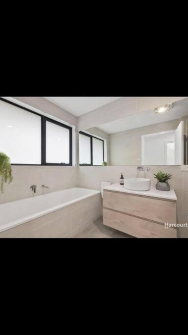 Spacious House Close To Hobart CBD WiFi And New Sony QLED Smart TV - Accommodation QLD 3