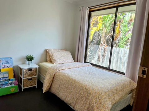Stay Next To Train Station! Melbourne CBD 12 Km! - Accommodation QLD 3