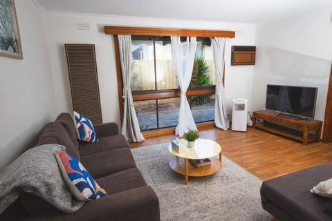 Stay Next To Train Station! Melbourne CBD 12 Km! - Accommodation QLD 0