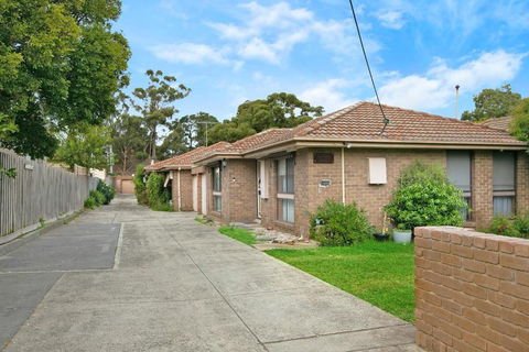 Stay Next To Train Station! Melbourne CBD 12 Km! - Accommodation QLD 2