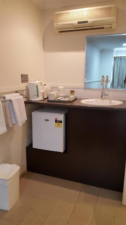 The Commercial Hotel Motel - Accommodation QLD 3