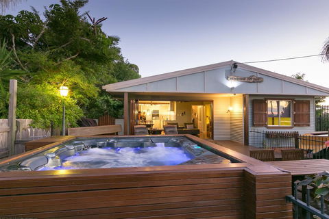 Beachside Cottages - Accommodation QLD 0