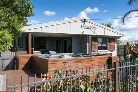 Beachside Cottages - Accommodation QLD 1