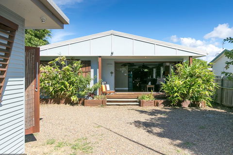 Beachside Cottages - Accommodation QLD 2