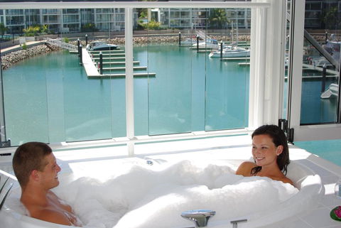 Beachside Magnetic Harbour Apartments - Accommodation QLD 2