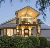 Beachstone - Stylish Spacious Home Opposite Beach and Close to Town