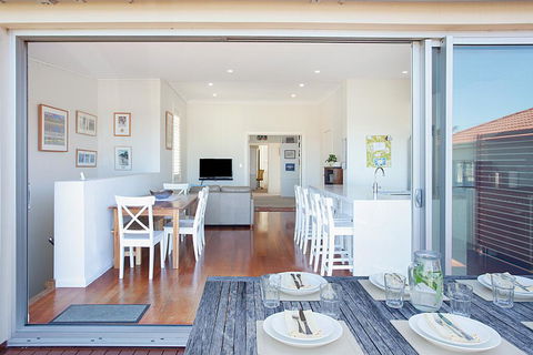 Beautiful Coastal Family-Sized Home - Accommodation QLD 3