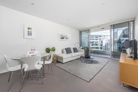 Beautiful Modern Lake View Apartment - Accommodation QLD 3