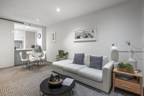 Beautiful Modern Lake View Apartment - Accommodation QLD 2