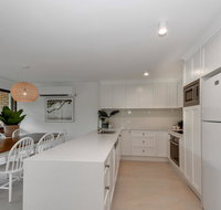 BEAUTIFULLY RENOVATED OCEANSIDE APARTMENT - Accommodation QLD