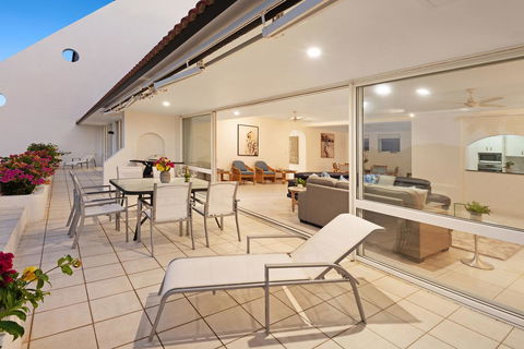 Bella Azure Two Bedroom Two Bathroom Spacious Ocean-view Apartment With Golf Buggy - Accommodation QLD 2