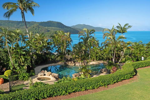 Bella Azure Two Bedroom Two Bathroom Spacious Ocean-view Apartment With Golf Buggy - Accommodation QLD 1