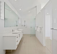 Bella Vista West 3 Luxury Ocean View High Ceilings Golf Buggy Sleeps 8 - Accommodation QLD
