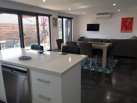 Ben's Place - Modern & Convenient - Accommodation QLD 1