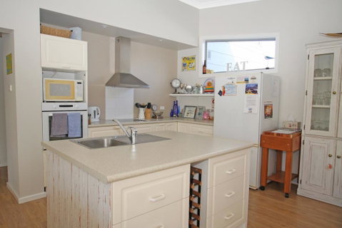 Berrara's Home Away From Home - Accommodation QLD 3