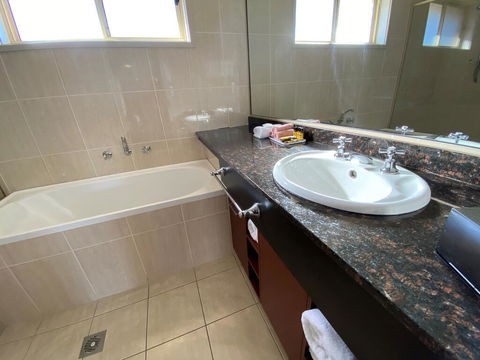 Best Western Plus All Settlers Motor Inn - Accommodation QLD 2